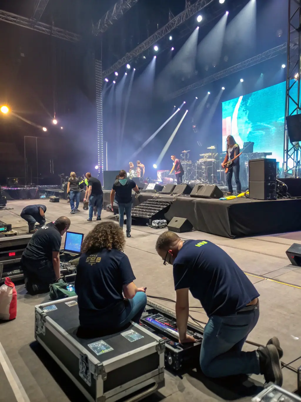 A photo of volunteers setting up for a music event, demonstrating the community involvement and collaborative spirit that drives CAMPAGNE & MUSIQUES' activities in rural areas.